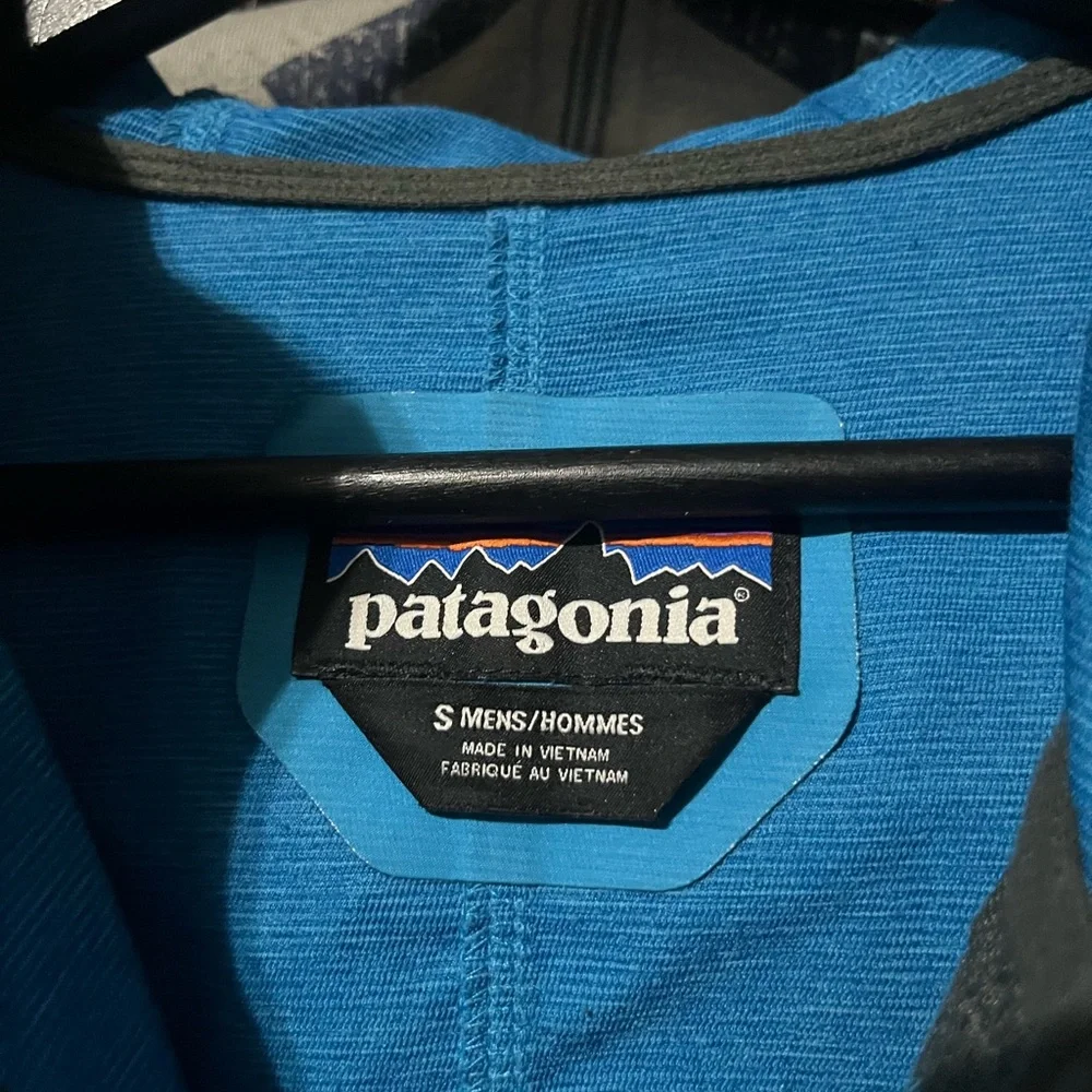 Patagonia Men’s Turquoise Hooded Performance Jacket - Picture 6 of 9